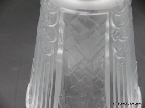 Art Deco Lampenschirm, Replik, Pressglas, Zylinder, weitet sich zum Schirmand hin, Wandung reliefiert, zweifach wechselndes Muster, Nostalgie Ersatzglas D: 11cm, H: 15cm, Glashalter Griffrand 6cm, nur für E14 oder Bajonettfassung, Detail Relief
