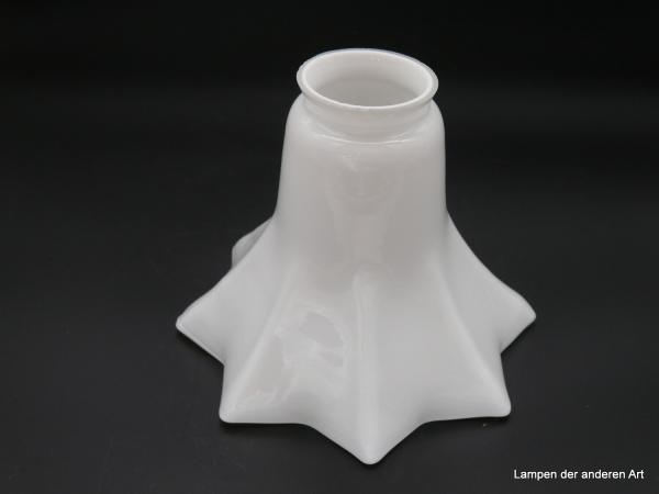 Jugendstil Lampenschirm, Replik, Blütenklechform, gezackt ausgearbeiteter Rand, weiß opal, H: 13cm, D: 17cm, Griffrand Glashalter 6 cm