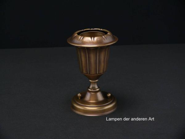 Jugendstil-Deckenlampenspot, Messing patiniert, originale E27-Messingfassung, becherförmige Kapsel als Blütenkelch, Glühlampe stellt die Blüte dar