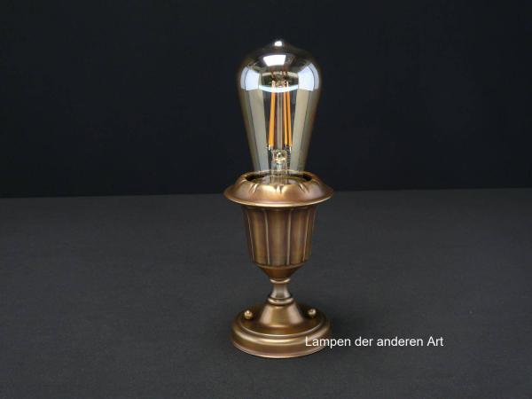 Jugendstil-Deckenlampenspot, Messing patiniert, originale E27-Messingfassung, becherförmige Kapsel als Blütenkelch, Glühlampe stellt die Blüte dar, Detail Glühlampe Edisonform