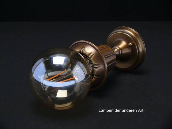 Jugendstil-Deckenlampenspot, Messing patiniert, originale E27-Messingfassung, becherförmige Kapsel als Blütenkelch, Glühlampe stellt die Blüte dar, Detail Globelampe klar, liegend