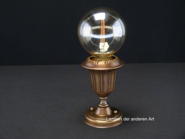 Jugendstil-Deckenlampenspot, Messing patiniert, originale E27-Messingfassung, becherförmige Kapsel als Blütenkelch, Glühlampe stellt die Blüte dar, Detail Globelampe klar