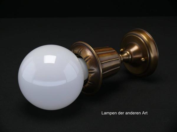 Jugendstil-Deckenlampenspot, Messing patiniert, originale E27-Messingfassung, becherförmige Kapsel als Blütenkelch, Glühlampe stellt die Blüte dar, Detail Globelampe liegend