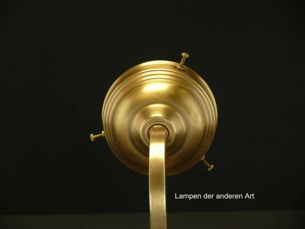 Originale Jugendstil Wandleuchte, um 1910 hergestellt, 1x E27/40W, Ausladung bis Mitte Fassung 18cm, Höhe 13cm, Wandsockel 14x9cm, Material Messing, Detail Glashalter