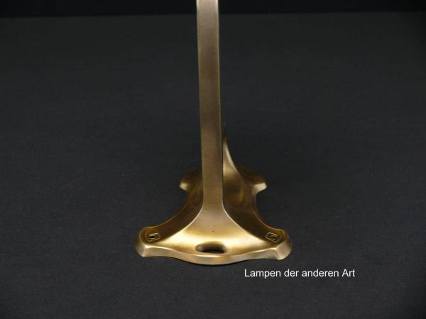 Originale Jugendstil Wandleuchte, um 1910 hergestellt, 1x E27/40W, Ausladung bis Mitte Fassung 18cm, Höhe 13cm, Wandsockel 14x9cm, Material Messing, Detail Wandplatte