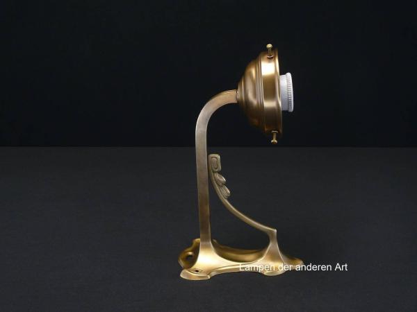 Originale Jugendstil Wandleuchte, um 1910 hergestellt, 1x E27/40W, Ausladung bis Mitte Fassung 18cm, Höhe 13cm, Wandsockel 14x9cm, Material Messing, seitlich