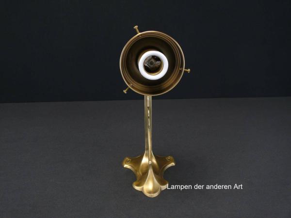 Originale Jugendstil Wandleuchte, um 1910 hergestellt, 1x E27/40W, Ausladung bis Mitte Fassung 18cm, Höhe 13cm, Wandsockel 14x9cm, Material Messing, von unten