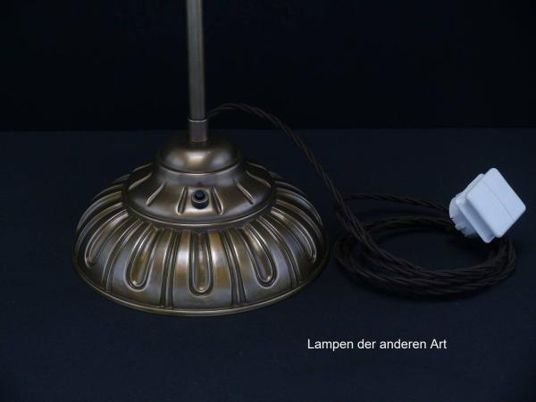 Tischleuchte aus Messing restauriert mit stilisierten floralen Elementen im großen Messingfuß, Reflektor Perlstabdekor, Leuchte Höhe 42cm, Durchmesser Fuß 20cm, Ausladung Leuchtenkopf 16cm, Textilkabel 1,5m lang, Detail Fuß mit Anschlusskabel