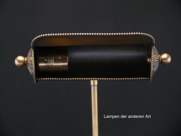 Tischleuchte aus Messing restauriert mit stilisierten floralen Elementen im großen Messingfuß, Reflektor Perlstabdekor, Leuchte Höhe 42cm, Durchmesser Fuß 20cm, Ausladung Leuchtenkopf 16cm, Textilkabel 1,5m lang, Detail Reflektor