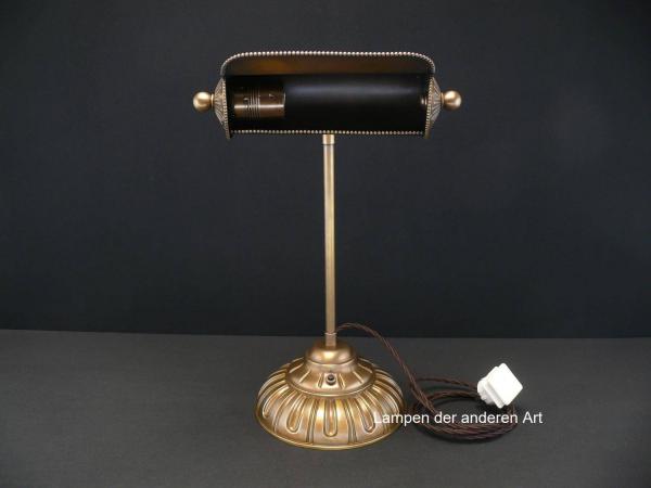 Tischleuchte aus Messing restauriert mit stilisierten floralen Elementen im großen Messingfuß, Reflektor Perlstabdekor, Leuchte Höhe 42cm, Durchmesser Fuß 20cm, Ausladung Leuchtenkopf 16cm, Textilkabel 1,5m lang, Detail Reflektor innen