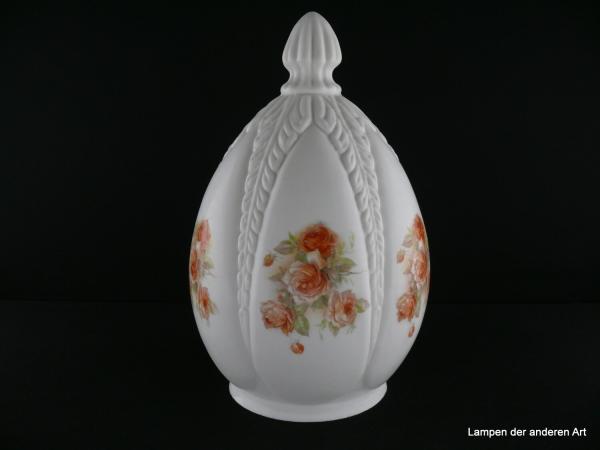 Jugendstil Lampenschirm gebraucht, spitzovaler Glaskörper weiß, mündet in einem stilisiertem Pinienzapfen, reliefierte Zwischenstücke trennen die dazwischenliegenden glatten Felder, die mit orange-roten Rosen und zartgrünen Blättern verziert sind