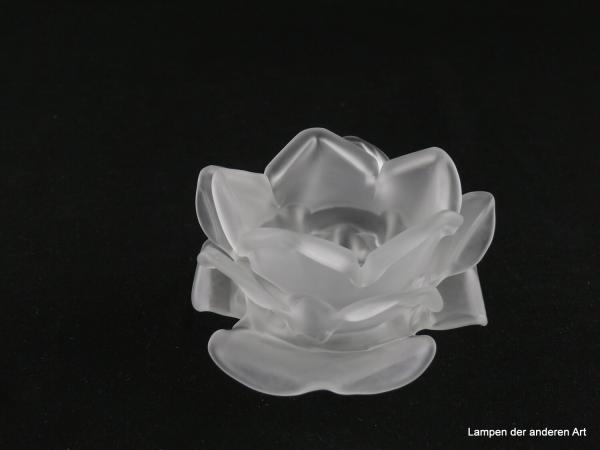 Jugendstil Lampenschirm gebraucht, Nachahmung einer Rosenblüte, zylindrische Form, Blütenblätter in drei Stufen versetzt angeordnet, Klarglas satiniert, antikes Ersatzglas für alte Lampen D: 11cm, H: 6,5cm, ohne Glashalterand, Loch 28mm, von unten