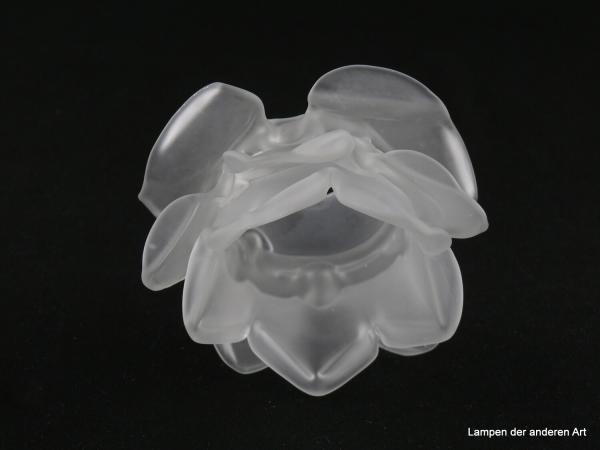 Jugendstil Lampenschirm gebraucht, Nachahmung einer Rosenblüte, zylindrische Form, Blütenblätter in drei Stufen versetzt angeordnet, Klarglas satiniert, antikes Ersatzglas für alte Lampen D: 11cm, H: 6,5cm, ohne Glashalterand, Loch 28mm, Detail unten