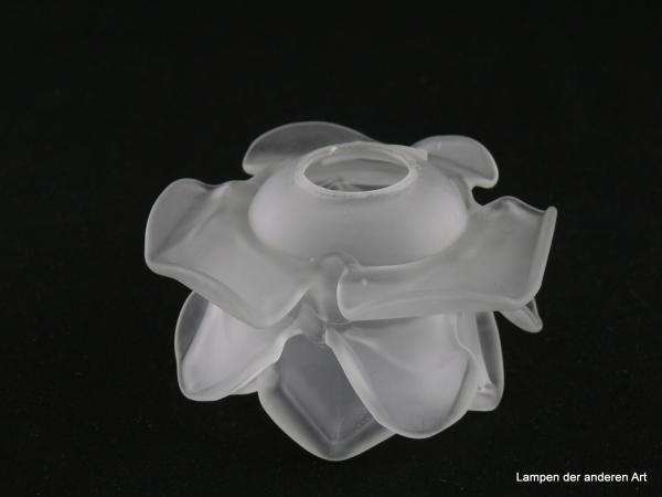 Jugendstil Lampenschirm gebraucht, Nachahmung einer Rosenblüte, zylindrische Form, Blütenblätter in drei Stufen versetzt angeordnet, Klarglas satiniert, antikes Ersatzglas für alte Lampen D: 11cm, H: 6,5cm, ohne Glashalterand, Loch 28mm