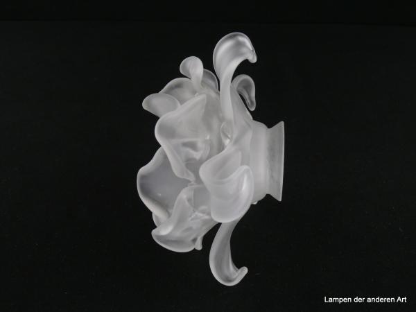 Jugendstil Lampenschirm gebraucht, Nachahmung einer aufgeblühten Rosenblüte, zylindrische Form, Blütenblätter in drei Stufen versetzt angeordnet, Klarglas satiniert, antikes Ersatzglas für alte Lampen D: 15cm, H: 8cm, Glashalterand 4,5cm, seitlich