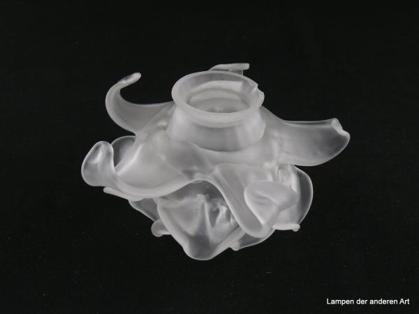 Jugendstil Lampenschirm gebraucht, Nachahmung einer aufgeblühten Rosenblüte, zylindrische Form, Blütenblätter in drei Stufen versetzt angeordnet, Klarglas satiniert, antikes Ersatzglas für alte Lampen D: 15cm, H: 8cm, Glashalterand Griffrand 4,5cm