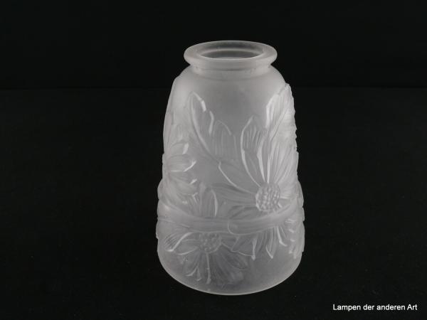 Art Deco Lampenschirm gebraucht, Pressglas, satiniert, Zylinder schwach konisch geweitet, fast ganzflächig große Blumen und Blattwerk im Relief, im unteren Bereich durchzieht ein schmales Band die Wandung, Ersatzglas für alte Lampen, Griffrand 6cm