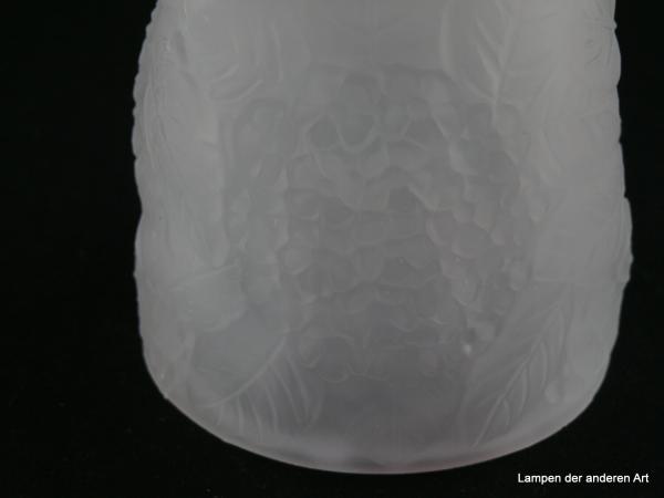 Art Deco Lampenschirm gebraucht, Pressglas, satiniert, rosè, steil abfallende Schulter, Wandung mit großen Blüten und Blattwerk erhaben reliefiert, Nostalgie Ersatzglas für alte Lampen D: 10cm, H: 12,5cm, Glashalter Griffrand 6cm, Detail Relief