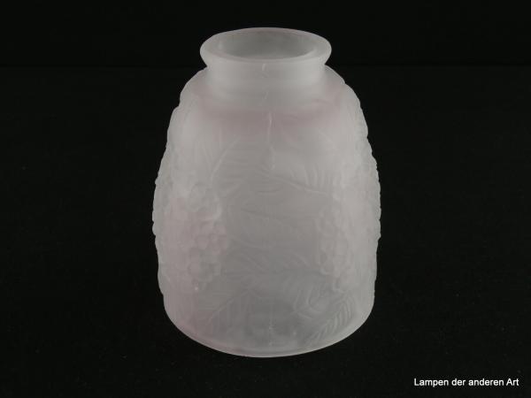 Art Deco Lampenschirm gebraucht, Pressglas, satiniert, rosè, steil abfallende Schulter, Wandung mit großen Blüten und Blattwerk erhaben reliefiert, Nostalgie Ersatzglas für alte Lampen D: 10cm, H: 12,5cm, Glashalter Griffrand 6cm