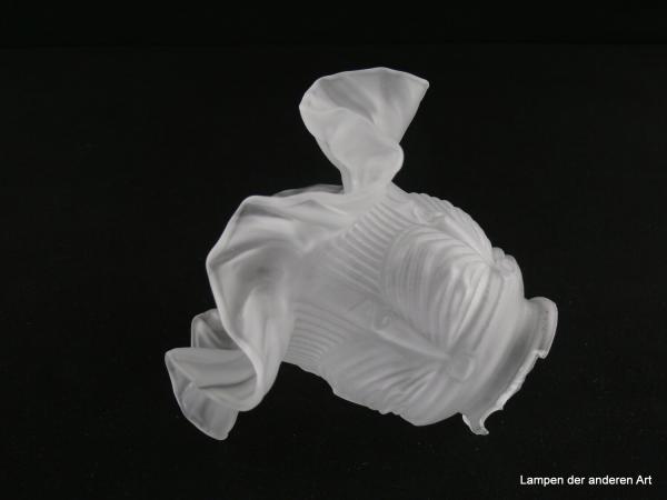 Jugendstil Lampenschirm gebraucht, satiniertes Glas, zylindrischer Hals, verziert mit aufgeworfenen Volants, gewölbter Rand in Falten, beschädigter Glashalterand 6cm, Nostalgie Ersatzglas für alte Lampen D: 15cm, H: 11cm, liegend