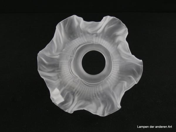 Jugendstil Lampenschirm gebraucht, satiniertes Glas, zylindrischer Hals, verziert mit aufgeworfenen Volants, gewölbter Rand in Falten, beschädigter Glashalterand 6cm, Nostalgie Ersatzglas für alte Lampen D: 15cm, H: 11cm, von unten