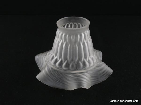 Jugendstil Lampenschirm gebraucht, grau satiniert, leicht konisch geweiteter zylindrischer Glaskörper, Wandung in drei horizontalen Reihen mit tropfenförmigen Elementen verziert, ausgestellter gewellter Rand, Ersatzglas für alte Lampen, Griff 6cm