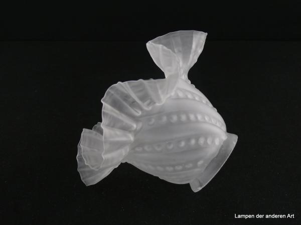 Jugendstil Lampenschirm gebraucht, grau satiniert, leicht konisch geweiteter zylindrischer Glaskörper, Wandung diagonal im Wechsel mit Perlband und glatter Wulst verziert, ausgestellter eng gekniffener Rand, : 16,5cm, H: 10,5cm, Glashalter 6cm, liegend