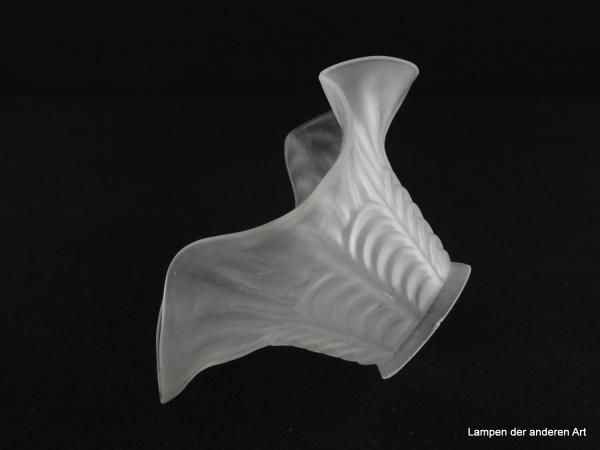 Jugendstil Lampenschirm gebraucht, Glas grau satiniert, weit aufgezogener Körper, reliefierte Verzierung zum Rand auslaufend, Nostalgie Ersatzglas für alte Lampen D: 17cm, H: 9,5cm, Glashalterand Griffrand 6cm, liegend