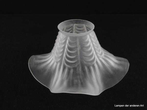 Jugendstil Lampenschirm gebraucht, Glas grau satiniert, weit aufgezogener Körper, reliefierte Verzierung zum Rand auslaufend, Nostalgie Ersatzglas für alte Lampen D: 17cm, H: 9,5cm, Glashalterand Griffrand 6cm