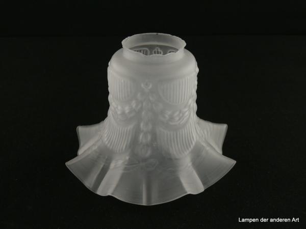 Jugendstil Lampenschirm gebraucht, Glas grau satiniert, die zylindrische Wandung umspannt eine Girlande im Zopfmuster, deren herabhängende Enden mit einer kleinen Schleife abschließen, Nostalgie Ersatzglas D: 16cm, H: 11,5cm, Glashalter 6cm