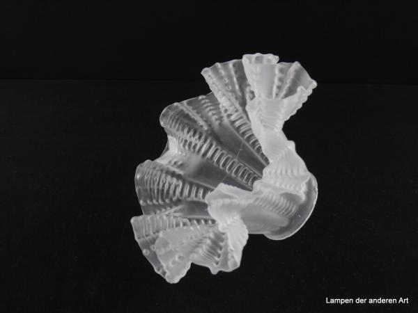 Jugendstil Lampenschirm gebraucht, Glas grau satiniert, aufgebogener stark gefalteter Rand, reliefierte, in senkrechte Rillen geteilte zylindrische Wandung, glatte und verzierte Rillen im Wechsel, Nostalgie Ersatzglas für alte Lampen, Griff 6cm, liegend