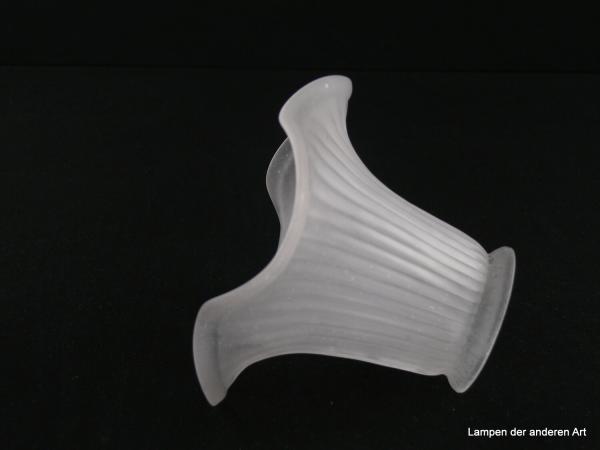 Jugendstil Lampenschirm gebraucht, schlichte Blütenform, Glas grau satiniert, sanft geschwungener Rand, gerade Stabrillen zum Rand hin auslaufend, Nostalgie Ersatzglas für alte Lampen, Griffrand 6cm, liegend