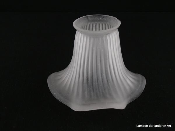 Jugendstil Lampenschirm gebraucht, schlichte Blütenform, Glas grau satiniert, sanft geschwungener Rand, gerade Stabrillen zum Rand hin auslaufend, Nostalgie Ersatzglas für alte Lampen, Griffrand 6cm