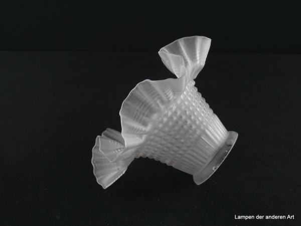Jugendstil Lampenschirm gebraucht, Glas grau satiniert, geradlinig reliefiert, Geoformen, gekanteter Faltenrand, Ersatzglas für alte Lampen, Glashalter 6cm, liegend