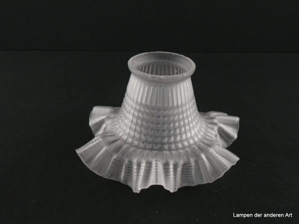 Jugendstil Lampenschirm gebraucht, Glas grau satiniert, geradlinig reliefiert, Geoformen, gekanteter Faltenrand, Ersatzglas für alte Lampen, Glashalter 6cm