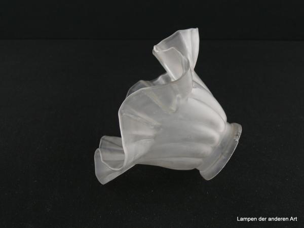 Jugendstil Lampenschirm gebraucht, Glas grau satiniert, leicht geweiteter Zylinder, verwundene Strukturoberfläche, Faltenrand, Nostalgie Ersatzglas für alte Lampen, D: 16,5cm, H: 10cm, Glashalterand Griffrand 6cm, liegend