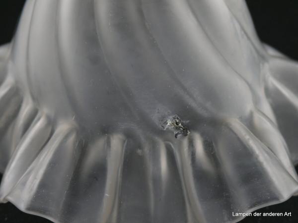 Jugendstil Lampenschirm gebraucht, Glas grau satiniert, leicht geweiteter Zylinder, verwundene Strukturoberfläche, Faltenrand, Nostalgie Ersatzglas für alte Lampen, Griffrand 6cm, herstellungsbedingter großer schwarzer Glaseinschluss außen