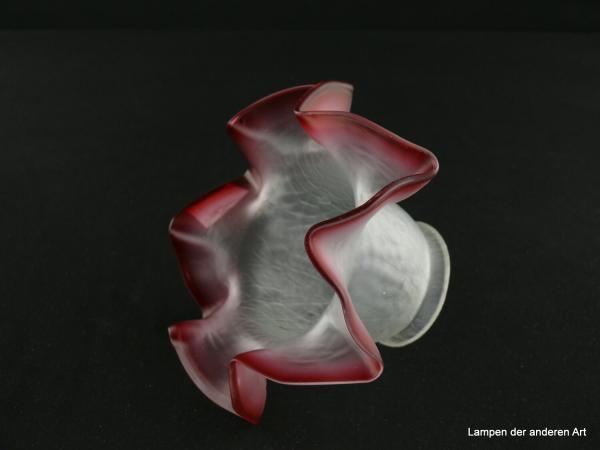 Jugendstil Lampenschirm gebraucht, Glas, stilisierte Blüte, samtroter in Dreiecken spitz ausgezogener Rand, obere Wandungszone genarbt, grau satiniert, Nostalgie Ersatzglas für alte Lampen, D: 15cm, H: 9cm, Glashalterand Griffrand 6cm, seitlich