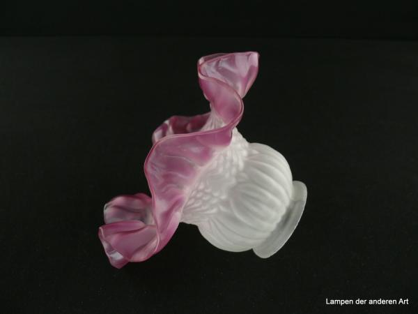 Jugendstil Lampenschirm gebraucht, Blütenschirm, Glas grau satiniert zum gekniffenen Rand rot-violett auslaufend, kugelförmiger oberer Schirmteil abgeschnürt und kegelförmig geweitet, Nostalgie Ersatzglas, D: 16cm, H: 10cm, Glashalterand 6cm, liegend