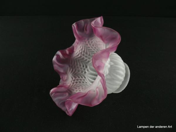 Jugendstil Lampenschirm gebraucht, Blütenschirm, Glas grau satiniert zum gekniffenen Rand rot-violett auslaufend, kugelförmiger oberer Schirmteil abgeschnürt und kegelförmig geweitet, Nostalgie Ersatzglas, D: 16cm, H: 10cm, Glashalterand 6cm, seitlich
