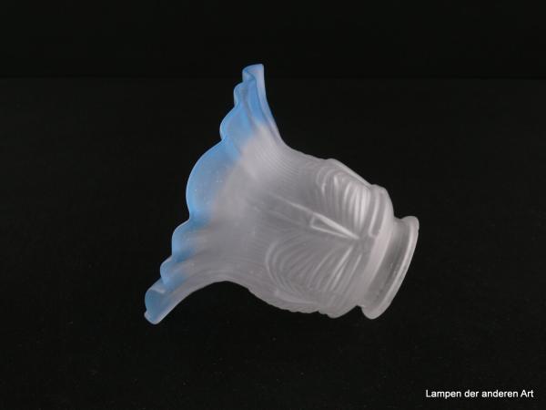 Jugendstil Lampenschirm gebraucht, Glas, zylindrischer Teil grau satiniert, mit Volants verziert,  blauer Faltenwurf am geweiteten Schirmsaum, Nostalgie Ersatzglas für alte Lampen, D: 14cm, H: 11cm, Glashalterand Griffrand 6cm, liegend