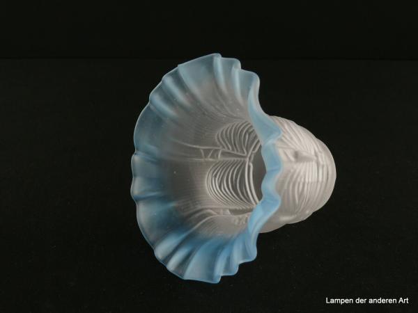 Jugendstil Lampenschirm gebraucht, Glas, zylindrischer Teil grau satiniert, mit Volants verziert,  blauer Faltenwurf am geweiteten Schirmsaum, Nostalgie Ersatzglas für alte Lampen, D: 14cm, H: 11cm, Glashalterand Griffrand 6cm, seitlich
