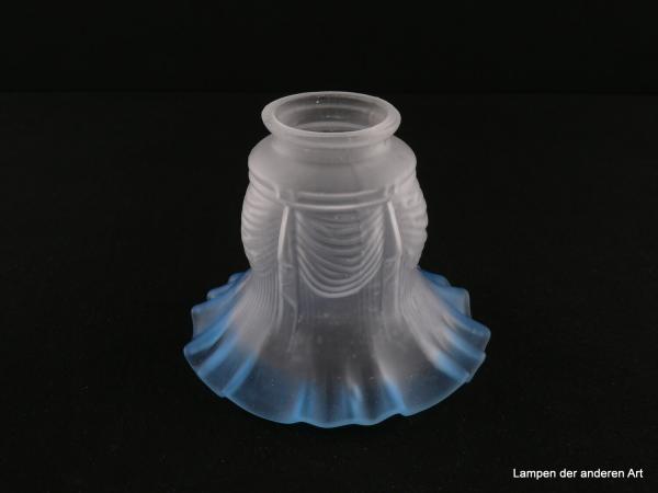 Jugendstil Lampenschirm gebraucht, Glas, zylindrischer Teil grau satiniert, mit Volants verziert,  blauer Faltenwurf am geweiteten Schirmsaum, Nostalgie Ersatzglas für alte Lampen, D: 14cm, H: 11cm, Glashalterand Griffrand 6cm