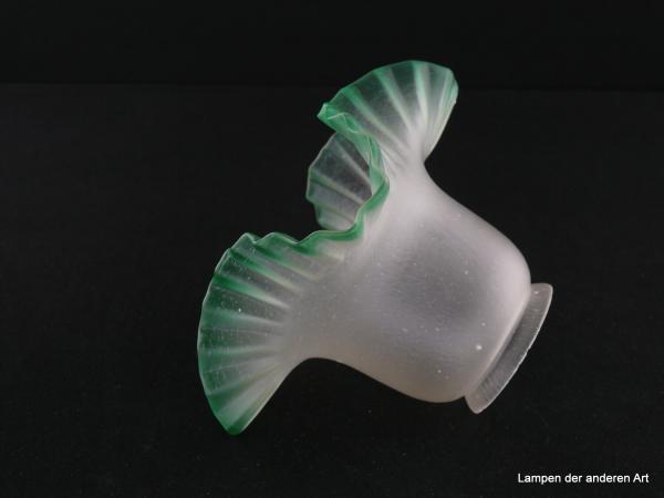 Jugendstil Lampenschirm gebraucht, Glas, Oberfläche eisglasartig geätzt, trichterförmige Blüte mit grünem Rand, Nostalgie Ersatzglas für alte Lampen, D: 17cm, H: 11cm, Glashalterand Griffrand 6cm, liegend