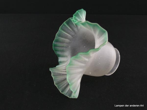 Jugendstil Lampenschirm gebraucht, Glas, Oberfläche eisglasartig geätzt, trichterförmige Blüte mit grünem Rand, Nostalgie Ersatzglas für alte Lampen, D: 17cm, H: 11cm, Glashalterand Griffrand 6cm, seitlich