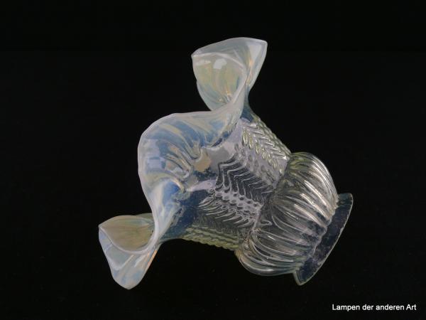Jugendstil Lampenschirm gebraucht, zylindrischer Schirmteil Klarglas gelb, optisch strukturierte Wandung, gewellter gekniffener Rand milchig, Nostalgie Ersatzglas für alte Lampen, D: 16cm, H: 11cm, Glashalterand Griffrand 6cm, liegend