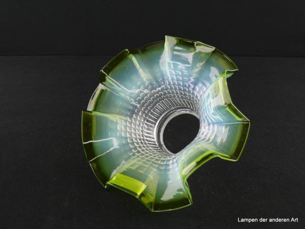 Jugendstil Lampenschirm Klarglas mit milchigem Mittelteil und flaschengrünem gekantetem Rand, Griffrand Glashalter 6cm, D: ca. 17cm, H: ca.9cm, von unten