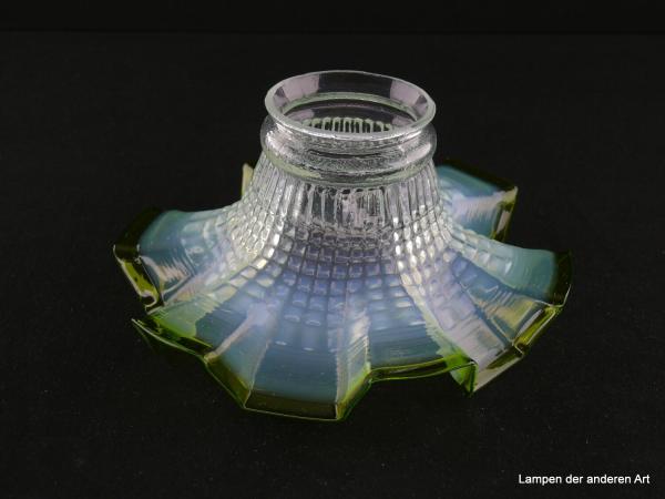 Jugendstil Lampenschirm Klarglas mit milchigem Mittelteil und flaschengrünem gekantetem Rand, Griffrand Glashalter 6cm, D: ca. 17cm, H: ca.9cm