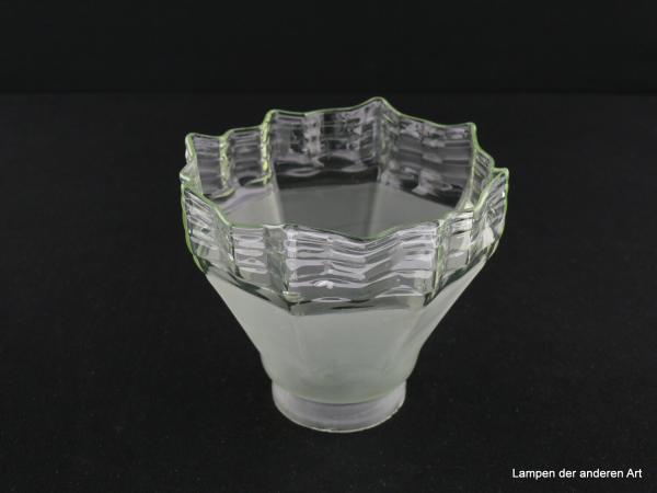 Jugendstil Lampenschirm gebraucht, Kegel glattes Glas eisglasartig geätzt, Farbe grünlich, durchsichtige Einfassung gestuft als Abschluss am unteren Rand, Nostalgie Ersatzglas für alte Lampen, D: 13cm, H: 11cm, Glashalterand Griffrand 6cm