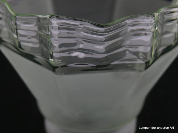 Jugendstil Lampenschirm gebraucht, Kegel glattes Glas eisglasartig geätzt, Farbe grünlich, durchsichtige Einfassung gestuft als Abschluss am unteren Rand, D: 13cm, H: 11cm, Glashalter 6cm, Detail
